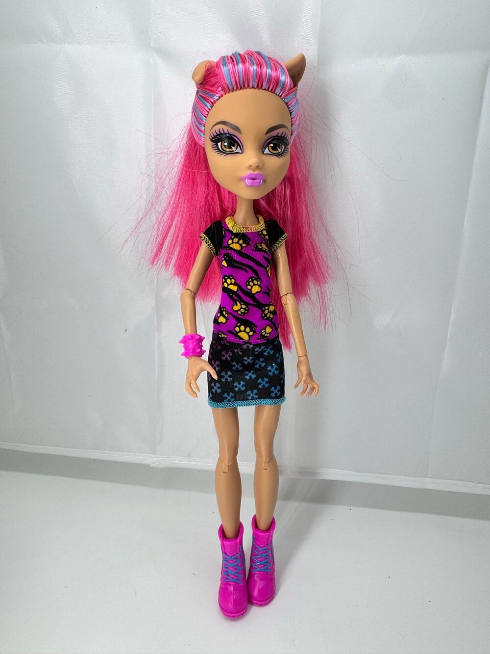 2011 Monster High Creepateria Howleen Wolf doll